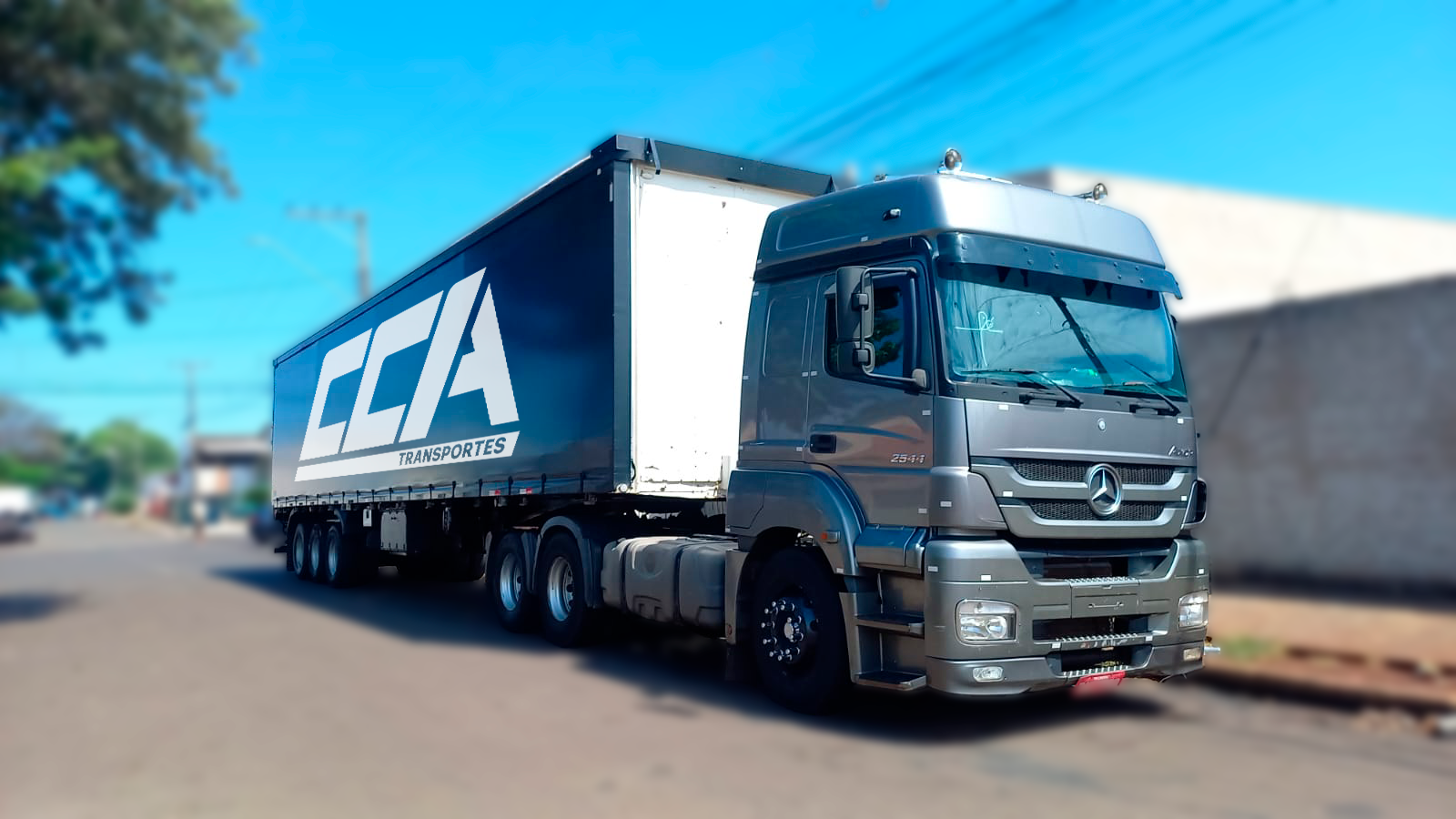 Caminhão da frota CCA Transportes